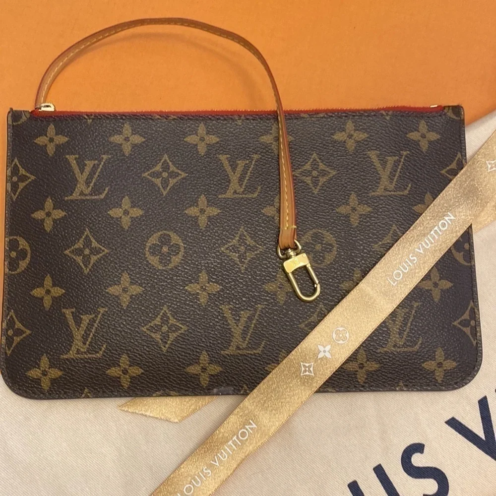 LOUIS Vuitton Pochette in Cherry. EXCELLENT CONDITION. - Picture 1 of 5